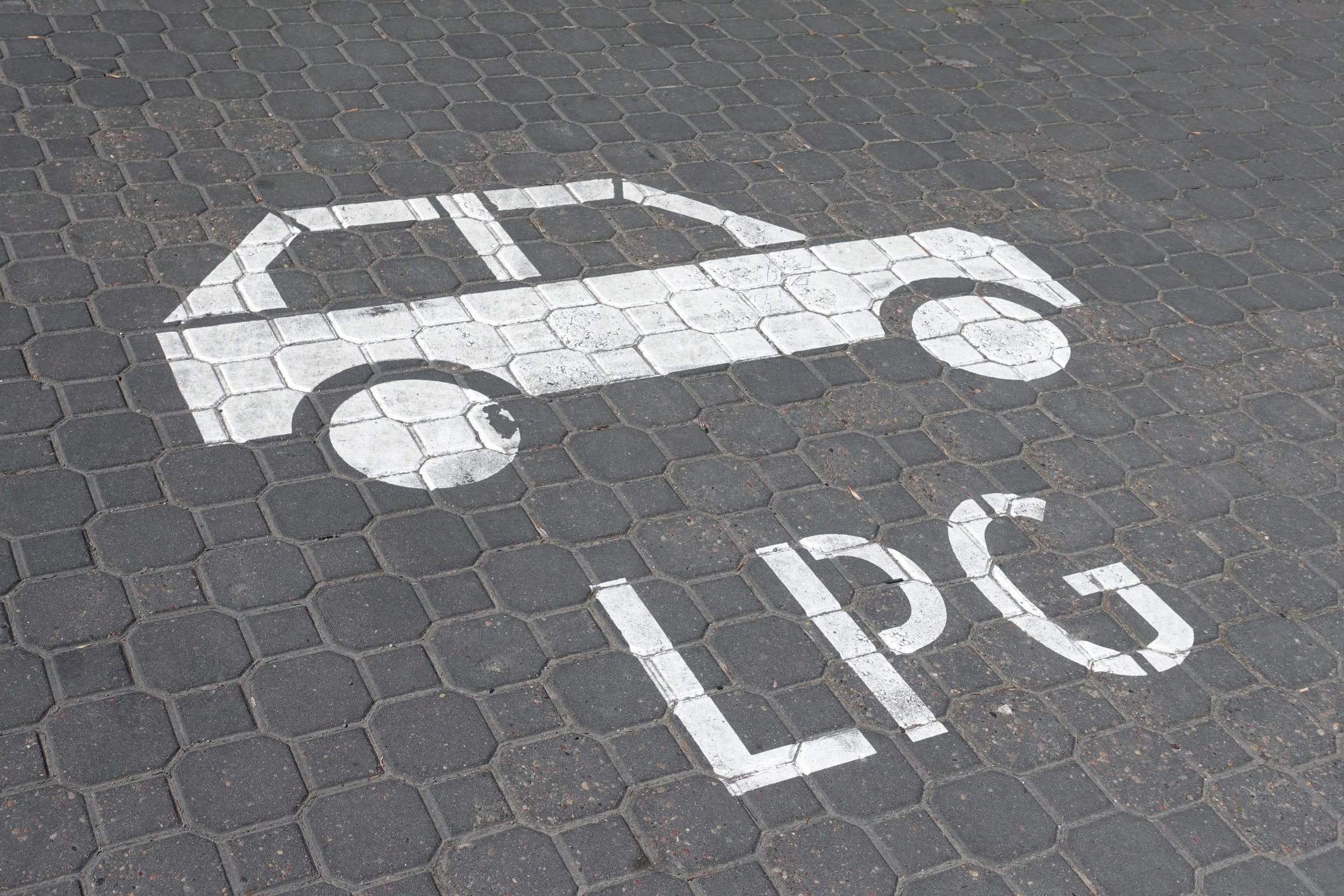 sylwetka samochodu i napis LPG namalowane na ulicy